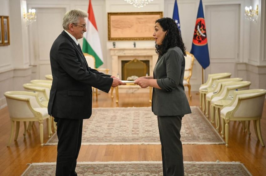Osmani pranoi letrat kredenciale nga ambasadori i ri i Hungarisë në Kosovë, Béla Boszik