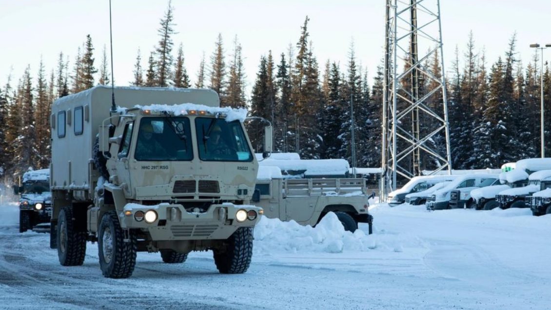 Rrokulliset mjeti transportues i ushtrisë amerikane në Alaska