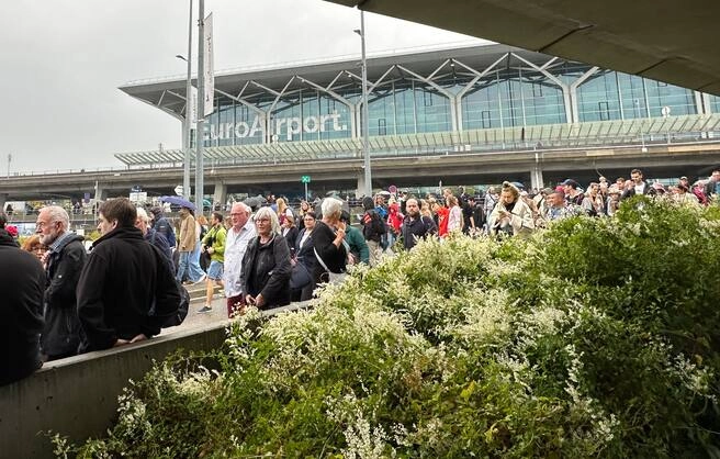 Situatë e tensionuar në aeroportin e Baselit – Evakuohen udhëtarët