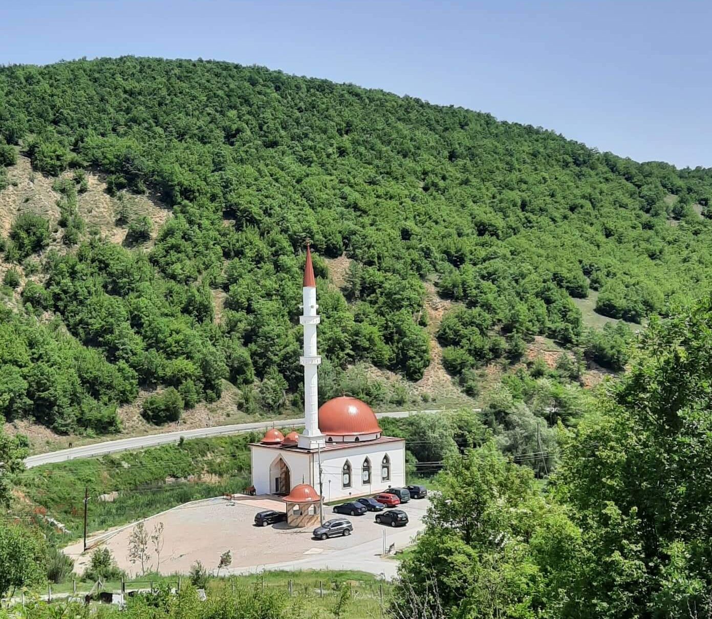 Vidhen pajisjet e internetit në një xhami në Gjilan