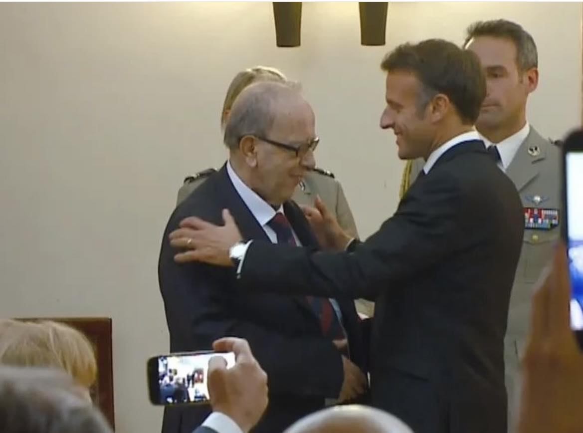 Macron dekoron shkrimtarin Ismail Kadare