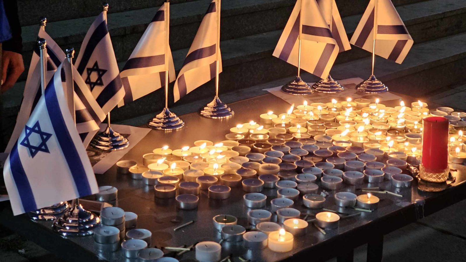 Ndizen qirinj në Prishtinë për të nderuar viktimat civile hebreje