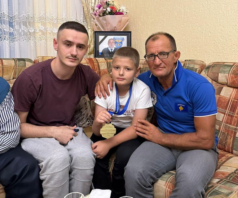 Medaljen e fituar në Spanjë, polici ia dhuron familjes së Afrim Bunjakut