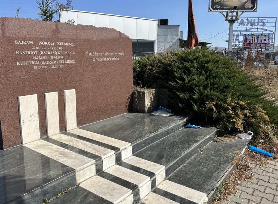 Analisti reagon për gjendjen e një memoriali në Kosovë: Vend ku hidhen mbeturinat