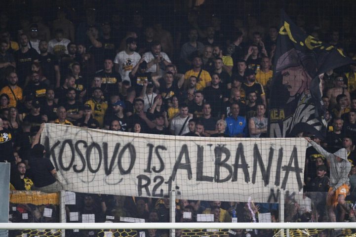 AEK-u përjashton dy tifozë për banerin “Kosova është Shqipëri”