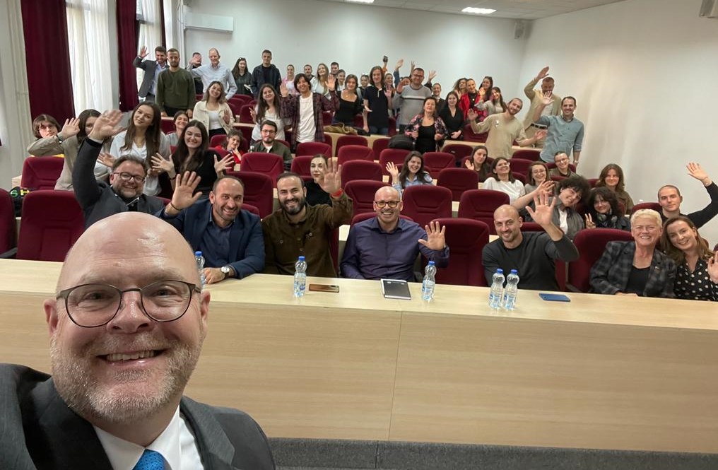 Hovenier takohet me studentë të antropologjisë në UP