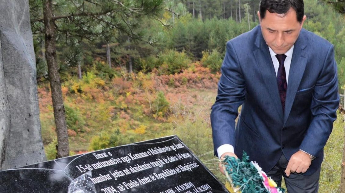 Ekrem Kastrati kujton maturantët që para 19 vitesh kishin humbur jetën, derisa po ktheheshin nga ekskursioni në Shqipëri