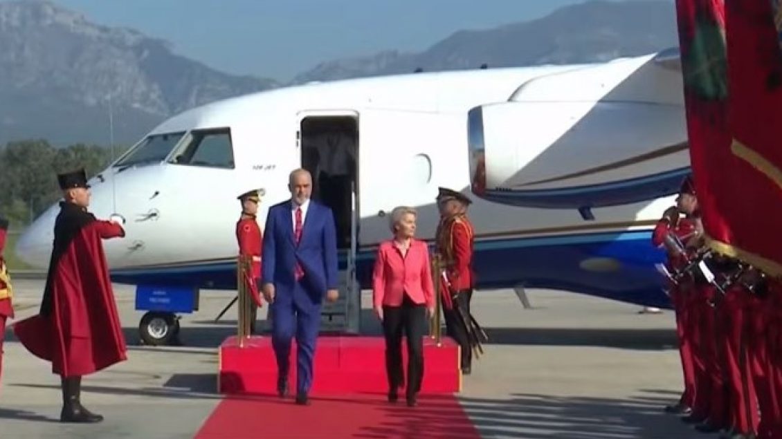 Von der Leyen arrin në Tiranë, pritet takimi me presidentin Begaj dhe kryeministrin Rama
