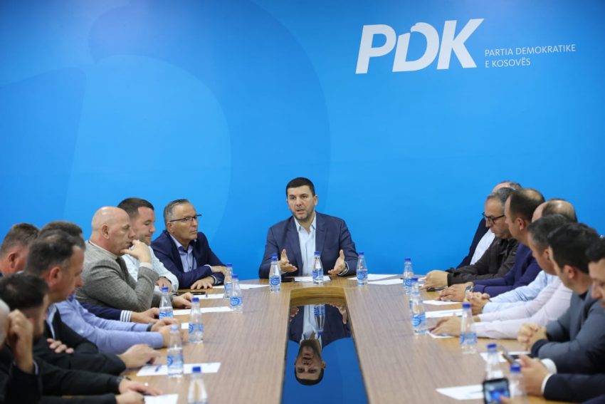 Krasniqi mbledh partinë, diskutojnë për bojkotin e rezolutës për policinë dhe rastin e Presidentes