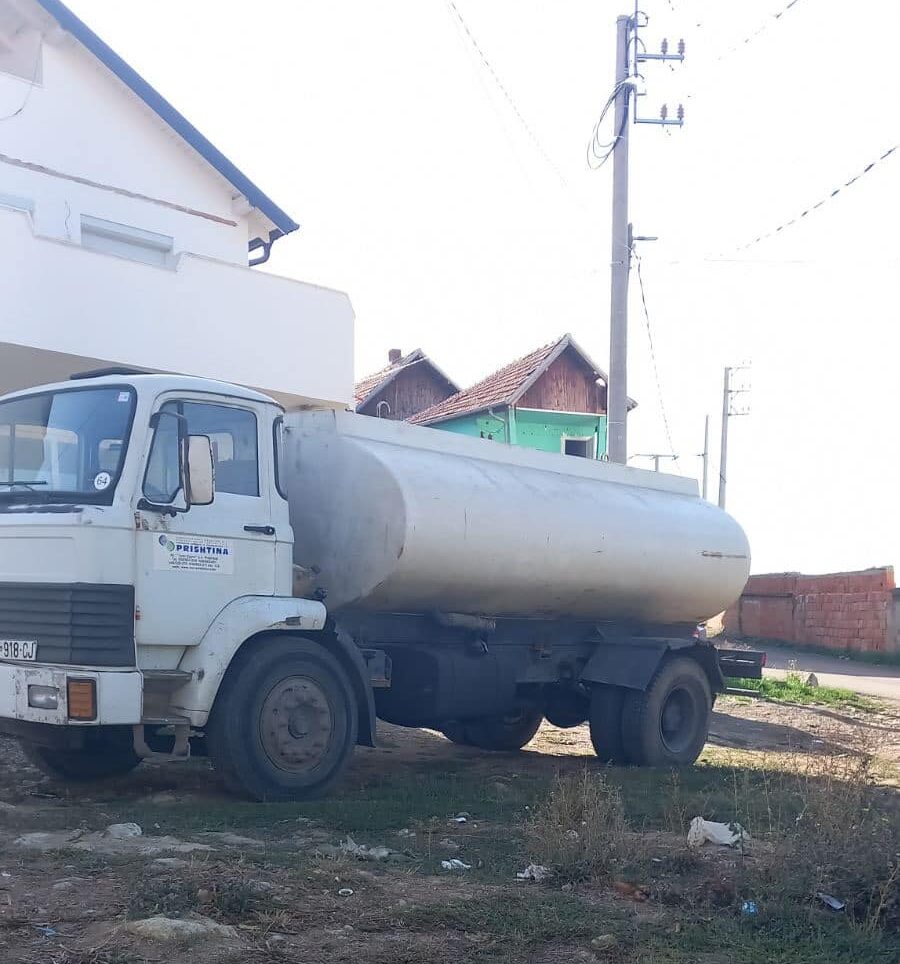 KRU “Prishtina”: Autoboti për shpërndarje të ujit për qytetarët është vendosur në Graçanicë
