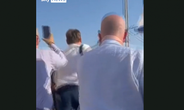 Alarmi për sulm me raketa, Sekretari britanik detyrohet të vrapojë për t’u strehuar gjatë vizitës në Izrael