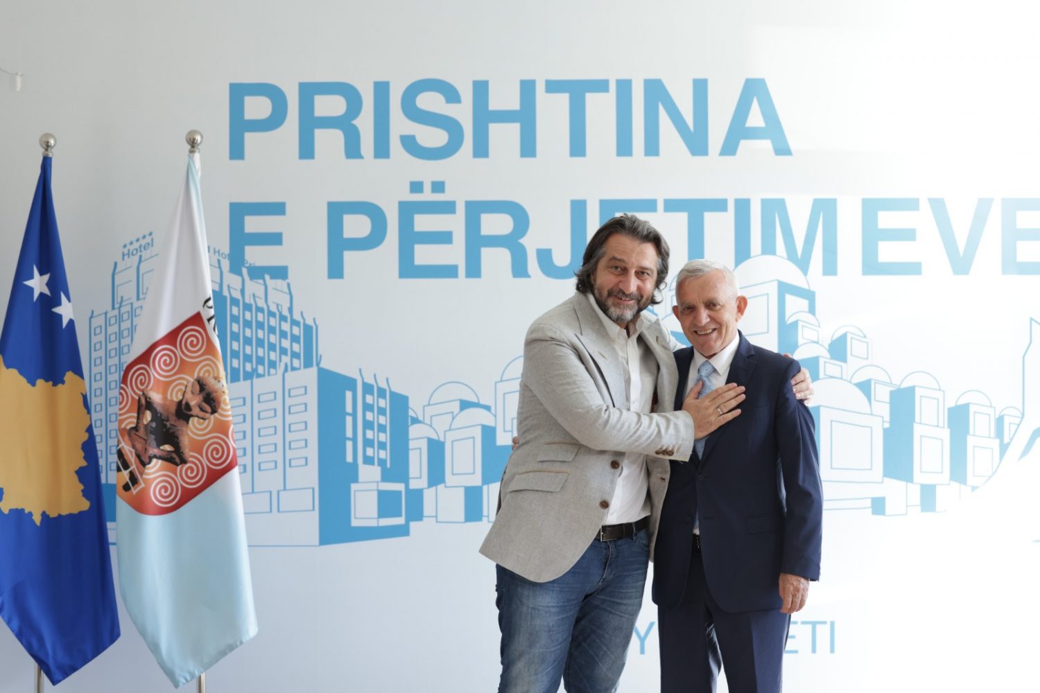Rama ia dhuron Çelësin e Qytetit ambasadorit të Shqipërisë, Qemal Minxhozi