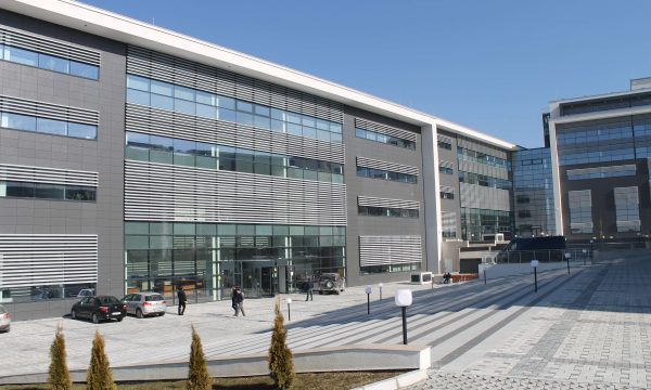 Gjykata Komerciale reagon pas zhurmës së madhe për bllokimin e Rrugës A