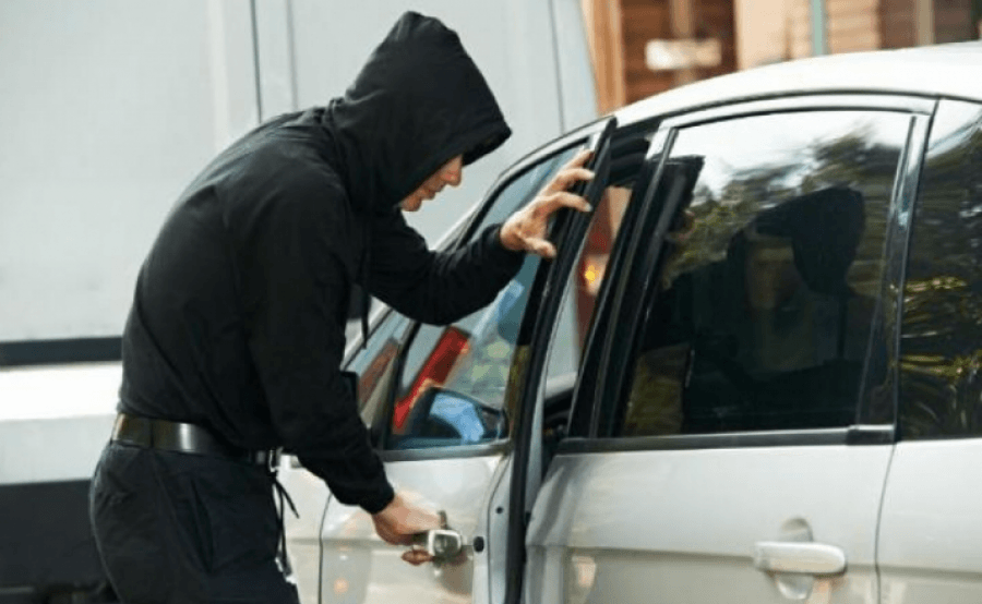 Një person në Ferizaj thotë se një i dyshuar e detyroi të ndalet dhe të dalë nga vetura, më pas ia vodhi atë