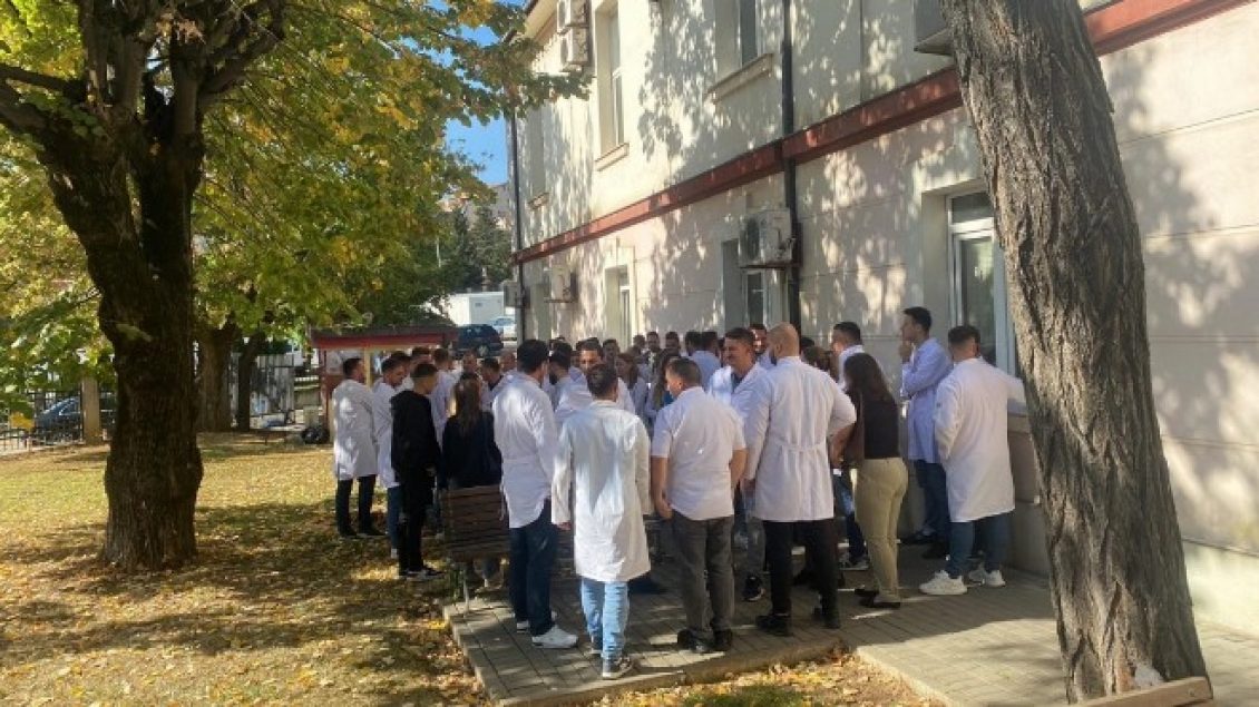Specializantët kërkojnë pagesën e kujdestarive sipas Ligjit të ri të pagave