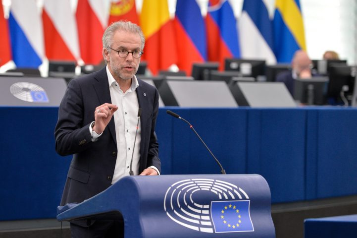 Eurodeputeti holandez: Bashkimi Evropian duhet ta ndëshkojë Serbinë
