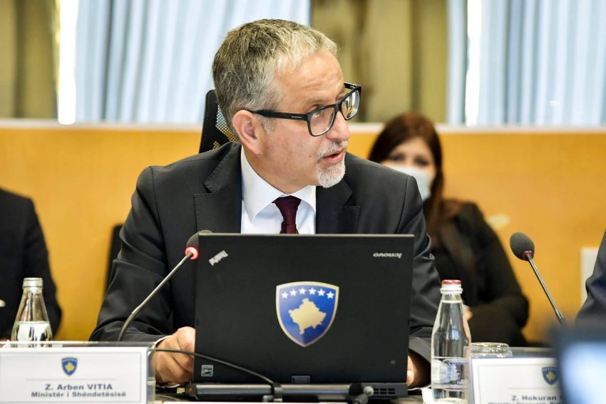Ministri Vitia viziton qytetarët e helmuar të Malishevës në QKUK