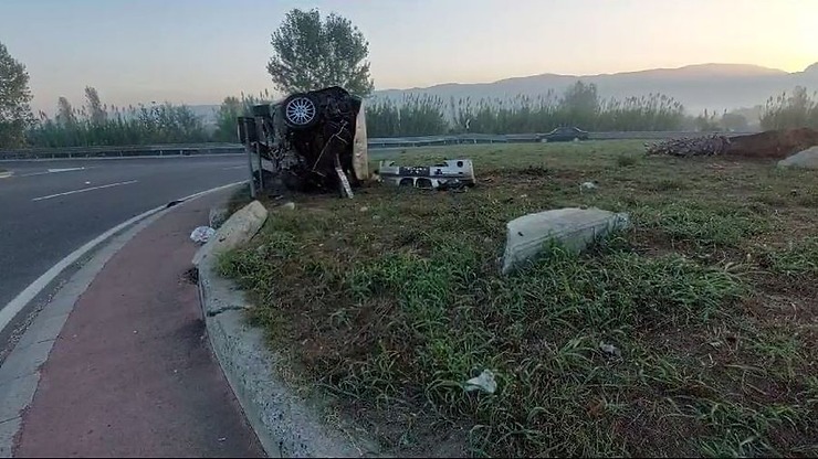 Dy kosovarë shpëtojnë pas një aksidenti të rëndë në Thumanë