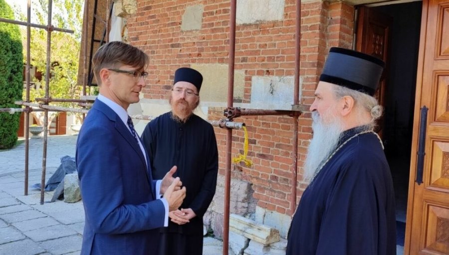 Zyrtari i BE-së vizitoi Manastirin e Banjskës pas sulmit terrorist të 24 shtatorit