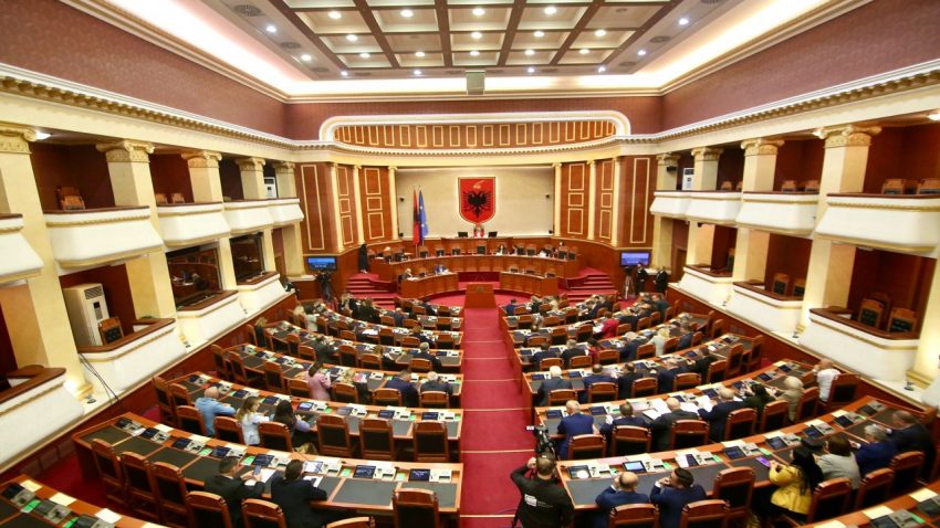 Tabaku: Përjashtimi i deputetëve të opozitës në seancën e diskutimit për Kosovën është jo i drejtë