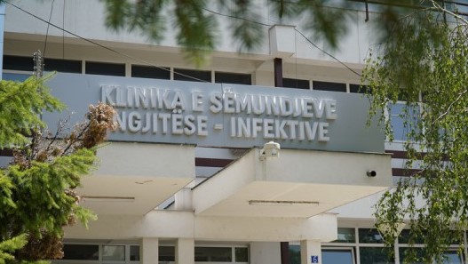 Në klinikën infektive po trajtohet një pacient me COVID-19