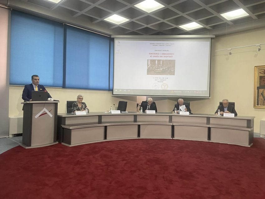 Akademikët në Prishtinë diskutojnë për dëmet që shkaktoi Konferenca e ambasadorëve në Londër