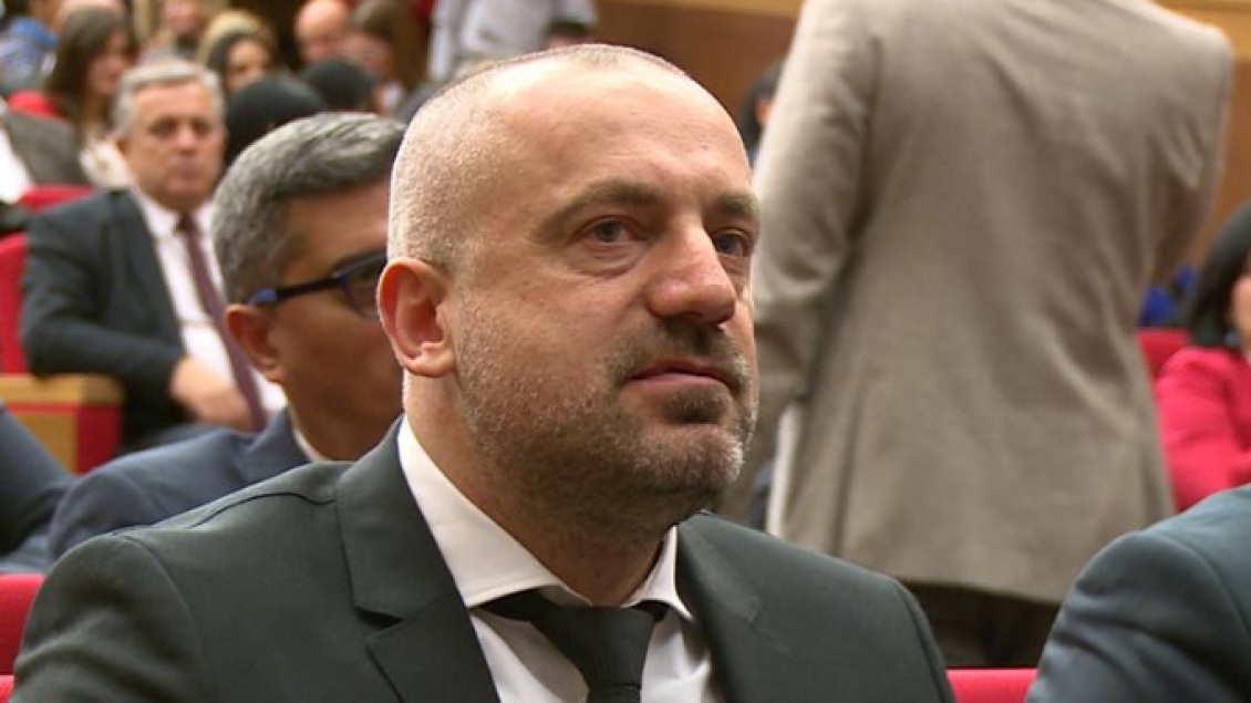 Radoiçiq lirohet nga paraburgimi, i ndalohet ardhja në Kosovë