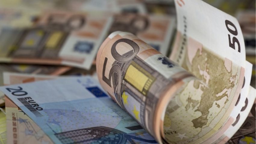 Konfiskohen mbi 1 500 euro të falsifikuara në një bankë
