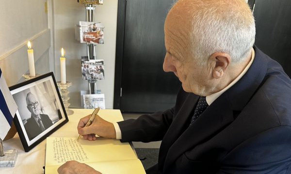 Fatmir Sejdiu nënshkruan në Librin e Zisë për Martti Ahtisaarin