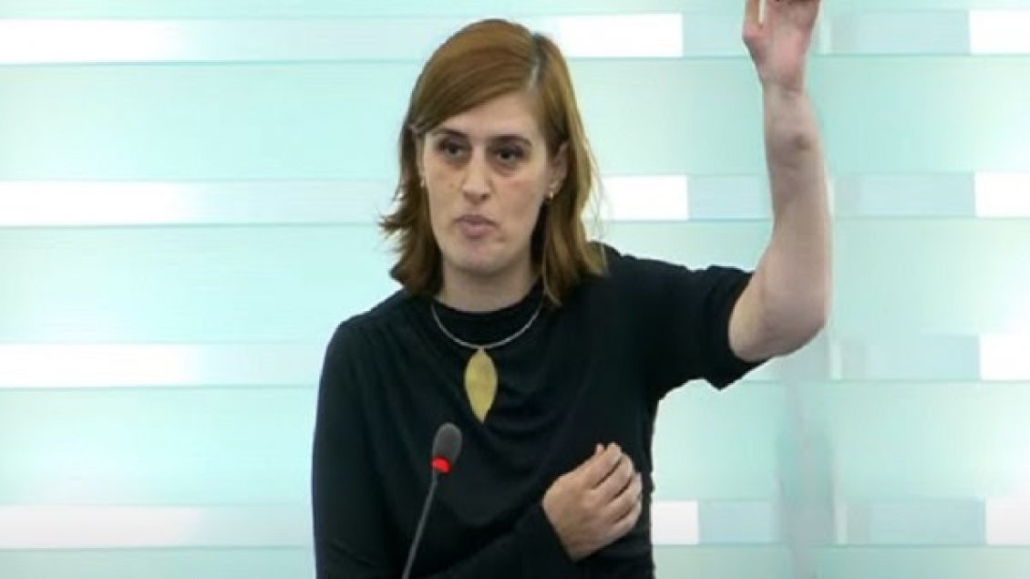 ​Bogujevci në KiE tregon shenjat e mbetura në duar nga plumbat e ushtrisë serbe