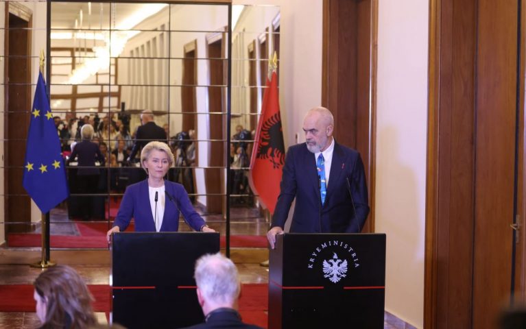 Von der Leyen: Shqipëria me sukses drejt BE-së