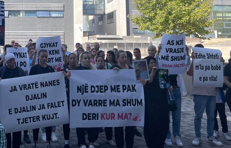 Një djep më pak dy varre më shumë- Protestojnë familjarët e viktimave në Drenas