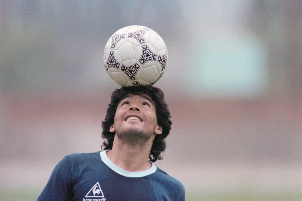 Legjenda e futbollit argjentinas Maradona përkujtohet në 3-vjetorin e vdekjes së tij