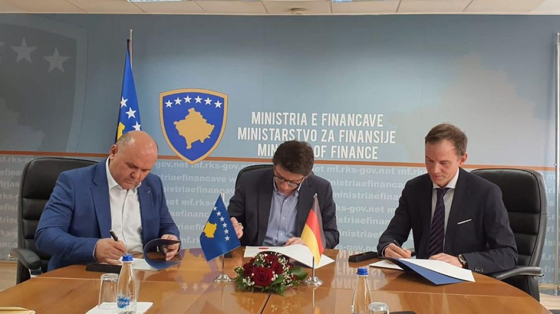 Ministria e Financave nënshkruan marrëveshje 13.2 milionë euro për rehabilitimin e ujërave të zeza