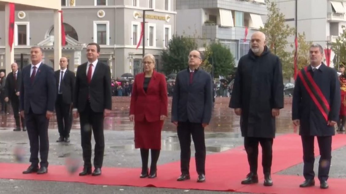 Kurti e Rama bëhen bashkë në ceremoninë e ngritjes së flamurit në Vlorë