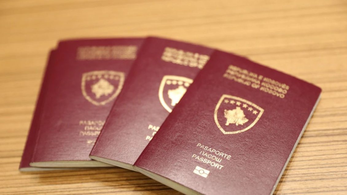 Gjashtë javë para liberalizimit të vizave, ​rritet interesimi i qytetarëve për pasaporta