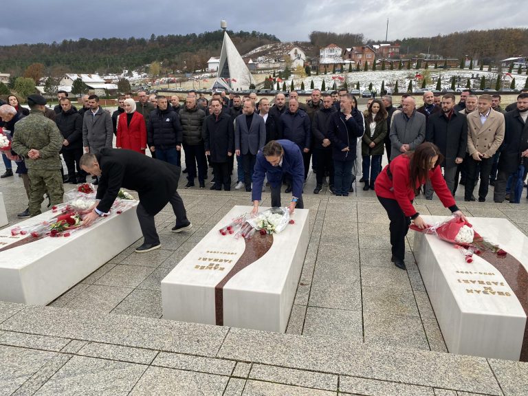 PDK-ja bën homazhe në Kompleksin Memorial “Adem Jashari” në Prekaz