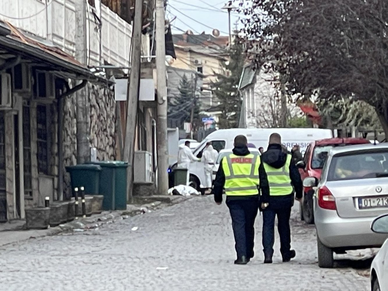 Trupi i pa jetë i grabitësit të vrarë ende në vendin e ngjarjes