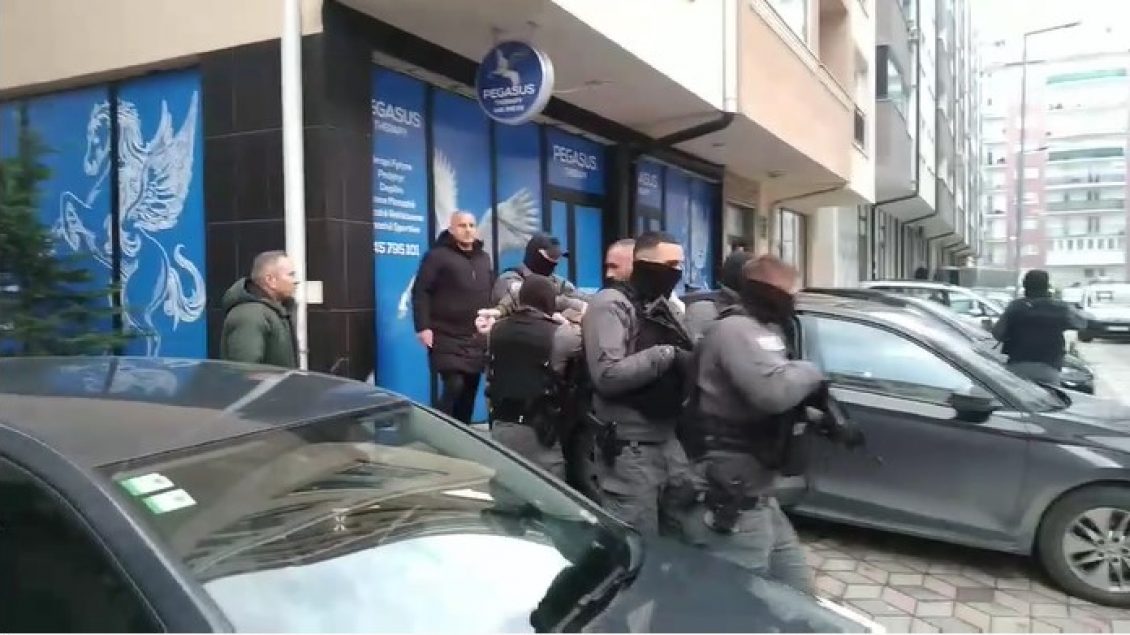 Momenti kur Policia e nxjerr të arrestuarin nga një banesë në Fushë Kosovë