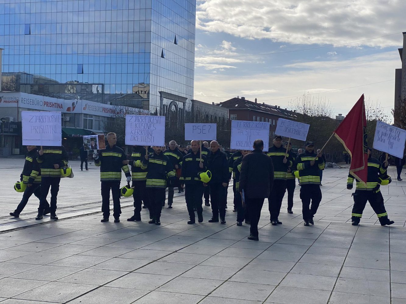 Zjarrfikësit protestojnë para Qeverisë