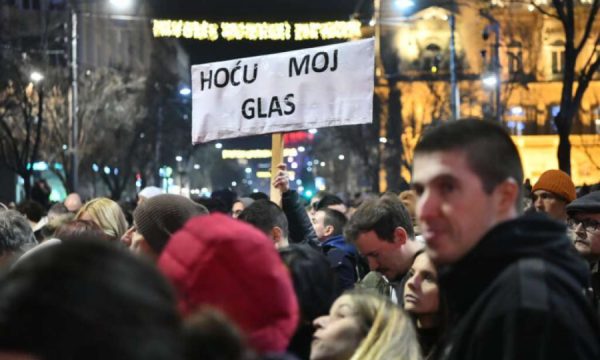 Protesta të reja masive në Beograd, bashkëngjiten edhe studentë nga Novi Sadi