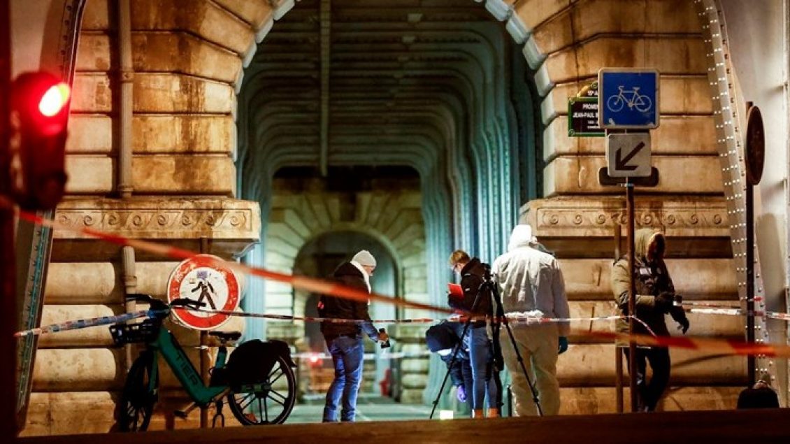 Pranë Kullës Eiffel, vritet një turist me thikë dhe plagosen dy tjerë me çekiç – arrestohet sulmuesi