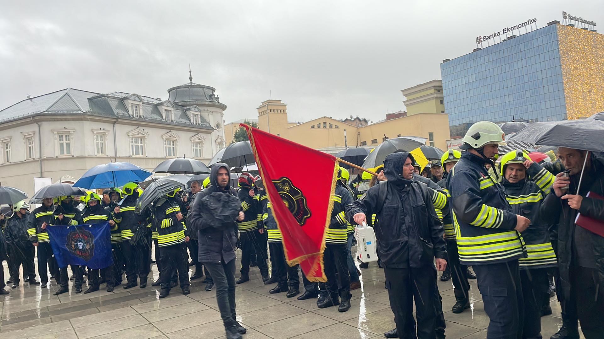 Zjarrfikësit: “Oj qeveri ti ku je, krejt zjarrfikësit këtu i ke” (Video)