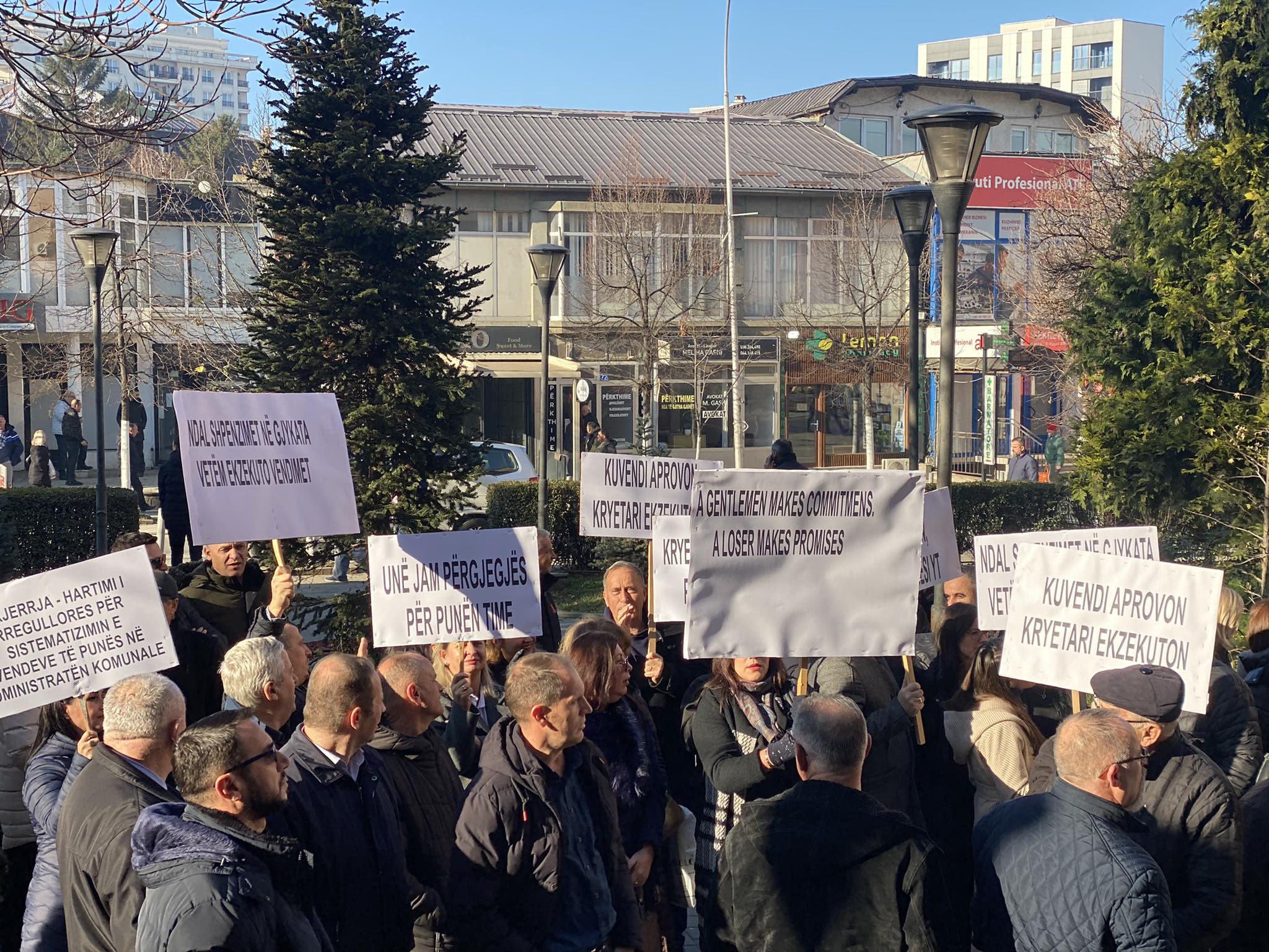 Zyrtarët e pesë institucioneve në Prishtinë protestojnë para Komunës së Prishtinës