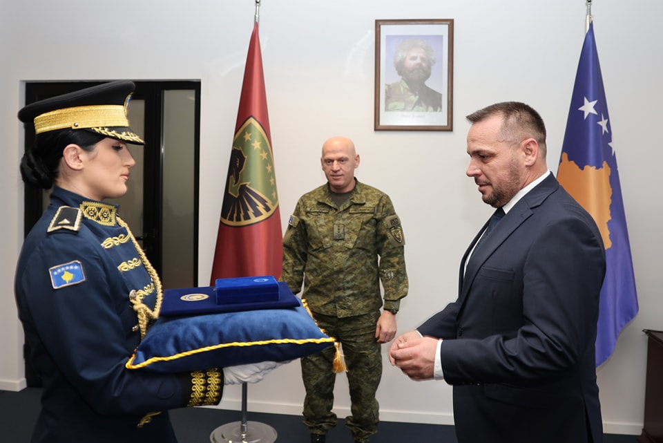 Maqedonci dekoron komandantin e FSK-së me medalje për “Shërbim të Shquar”