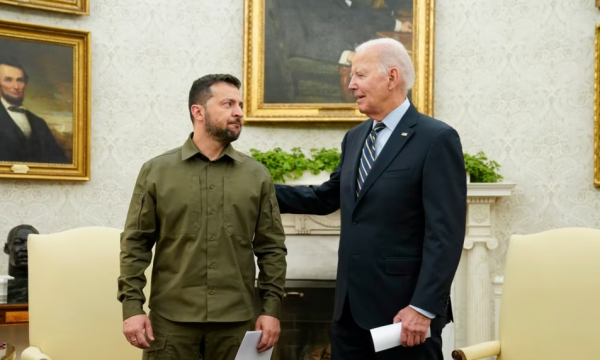 Bideni i kërkon falje Zelenskyt për vonesën e ndihmës ushtarake