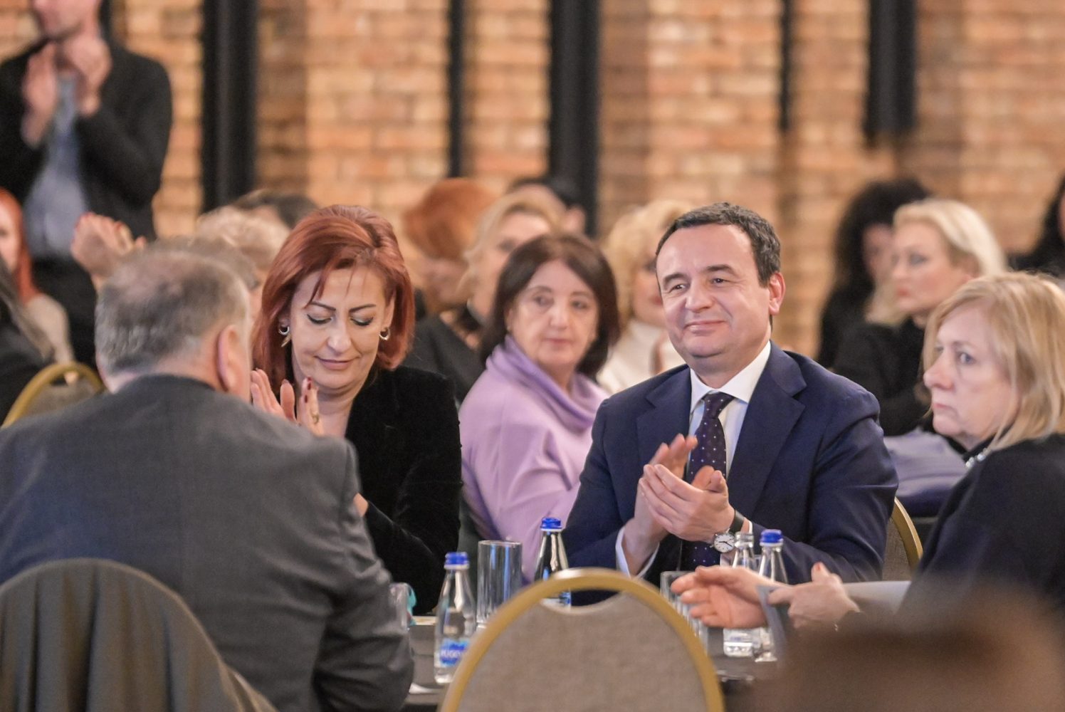 Kurti mori pjesë në ceremoninë e ndarjes së çmimeve për gratë e arta të Kosovës