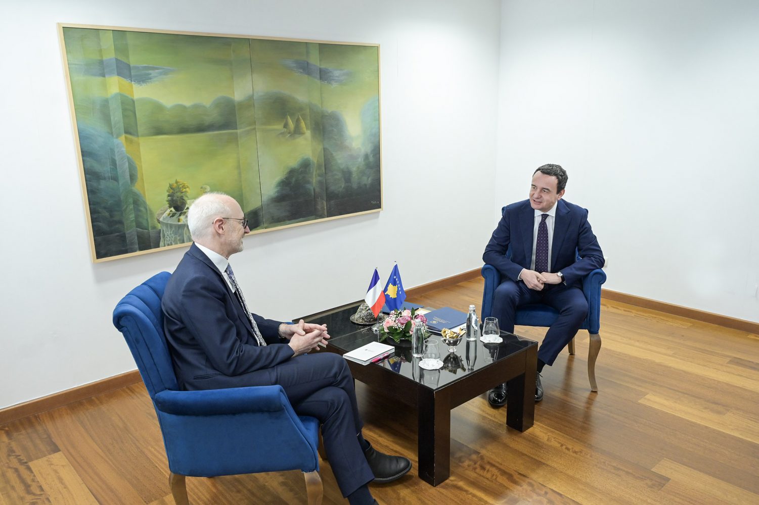 Kurti takohet me ambasadorin e Francës, Olivier Guerot, biseduan për zhvillimet aktuale