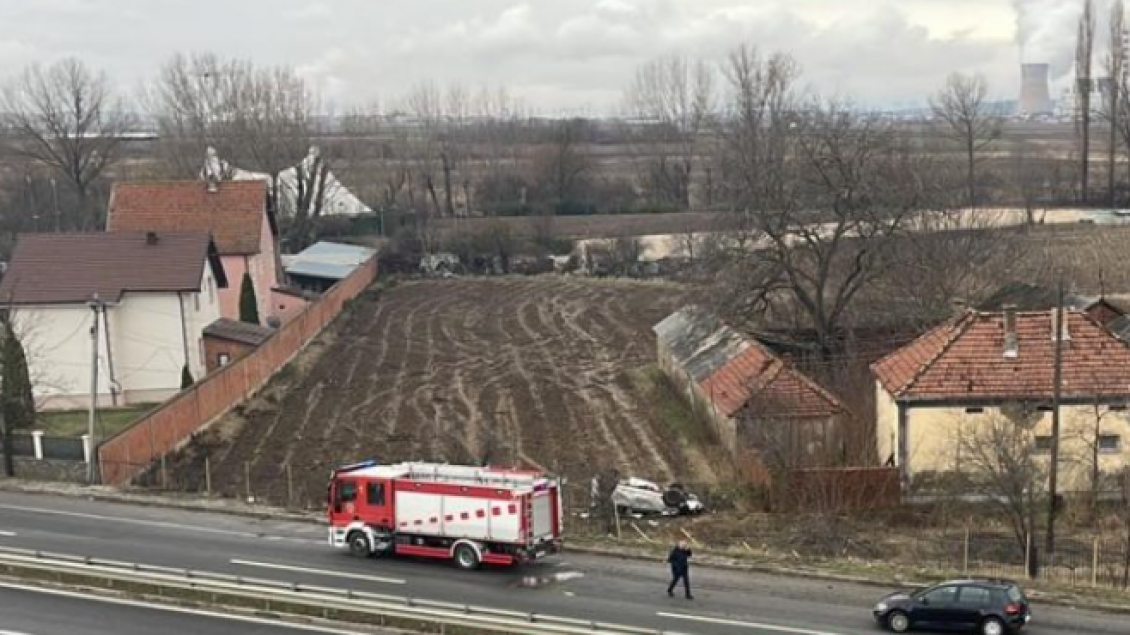 Rrokulliset një veturë në rrugën Prishtinë-Mitrovicë, lëndohet një person