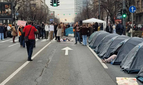 Protestat në Beograd, të rinjtë serbë kaluan natën në një kamp të improvizuar